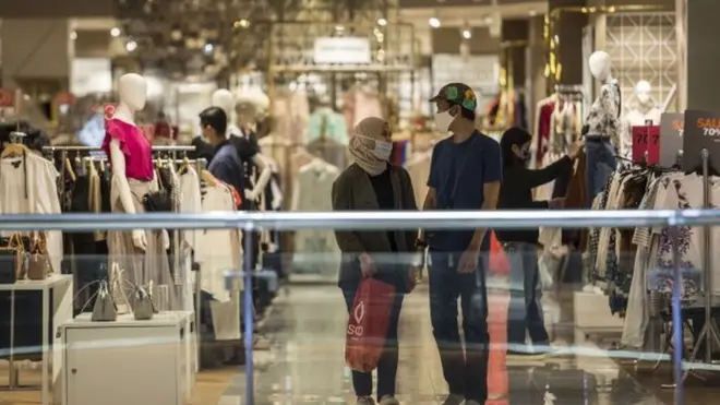 Sejumlah pusat perbelanjaan di Jakarta kembali beroperasi pada masa PSBB Transisi. Pemprov DKI membatasi mal untuk menampung pengunjung maksimal 40 persen dalam satu waktu yang sama.