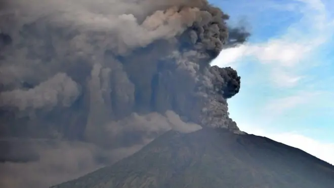 Imagen de la columna de ceniza en el volcán Agung, en Bali.
