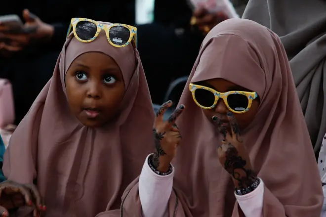 يتفاعل أطفال مسلمون أثناء حضورهم صلاة عيد الفطر، في ملعب نادي السير علي الإسلامي في منطقة نغارا في نيروبي، كينيا