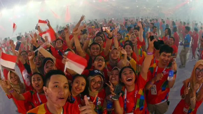 Atlet Indonesia dalam upacara penutupan Asian Games.
