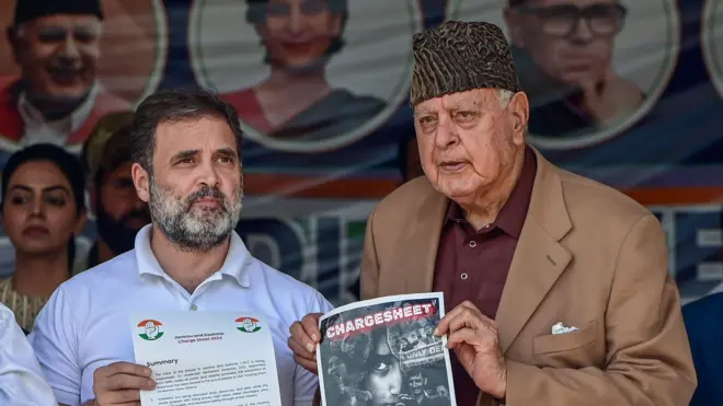 अनंतनाग में एक रैली के दौरान राहुल गांधी और फ़ारुक़ अब्दुल्लाह