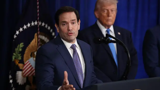 Госсекретарь Марко Рубио на пресс-конференции. За его спиной — президент США Дональд Трамп