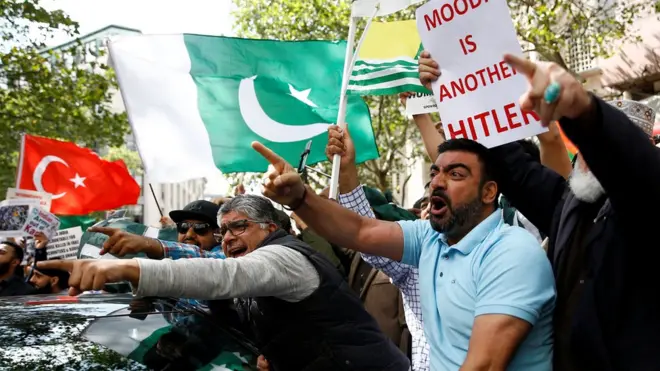 स्वतंत्रता दिवस के मौक़े पर लंदन में भारतीय उच्चायोग के सामने विरोध प्रदर्शन हुआ