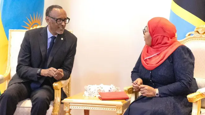 Perezida Paul Kagame yicaye ibumoso arimo kureba ibumoso bwe ahari Perezida Samia Suluhu nawe arimo kumureba