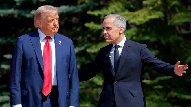 Mark Carney (dcha.) plantó cara al gobierno de Trump y abandonó las negociaciones comerciales.