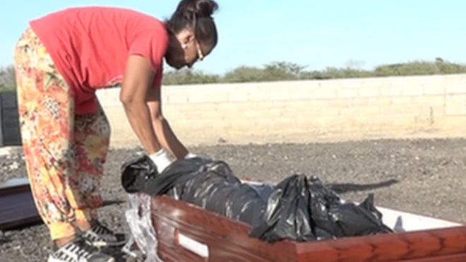 Sonia Bermúdez lleva años enterrando a quienes no pueden costear la sepultura.