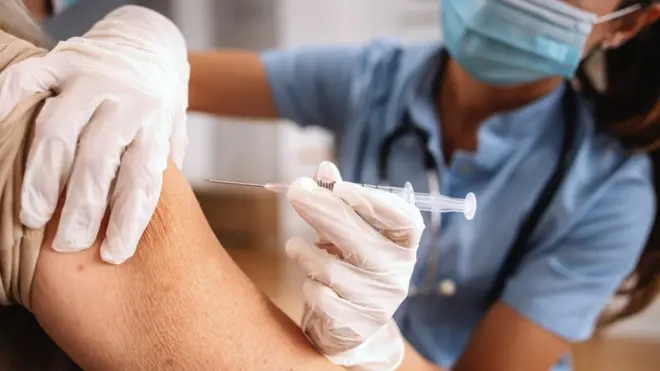 Связи между вакциной и смертями в домах престарелых не обнаружено, говорят Норвегия, Франция и другие страны