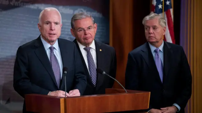 Среди инциаторов законопроекта республиканцы Джон Маккейн (слева) и Линдси Грэхэм, а также демократ Роберт Менендес (в центре)