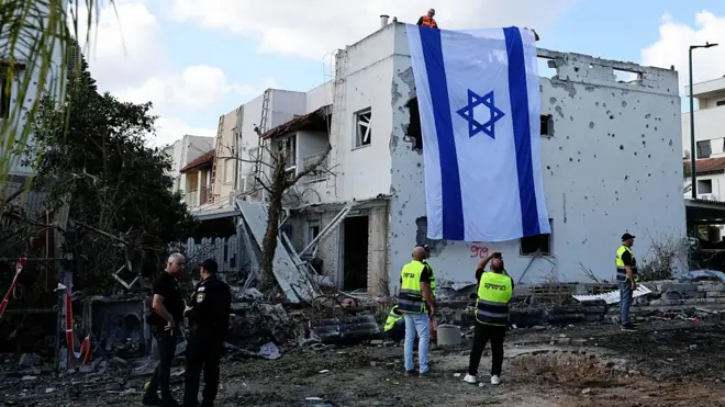 被袭击后的以色列城市悬挂着国旗