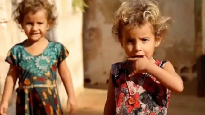 طفلان في مخيم أطمة في سوريا