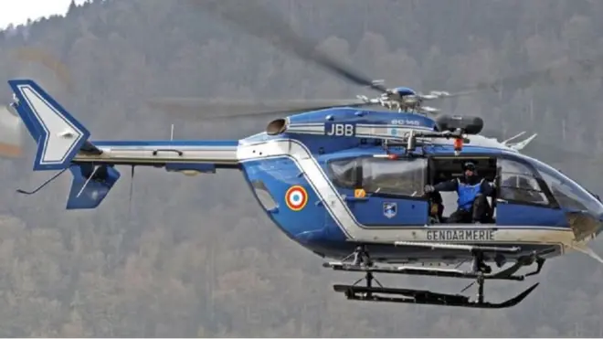 Polisi mengerahkan para petugas dan helikopternya untuk misi pencarian yang tidak semestinya dilakukan.