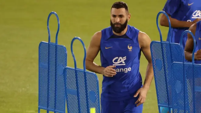 كريم بنزيما خلال تدريبات منتخب فرنسا قبل انطلاق كأس العالم قطر 2022