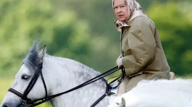 90వ పడిలోనూ గుర్రపు స్వారీ చేస్తున్న రాణి