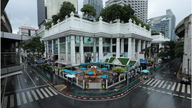 บรรยากาศที่แยกราชประสงค์ 2 ชม. ก่อนถึงนัดหมายชุมนุมของ "คณะราษฎร" ในวันนี้แทบไม่มีคนและรถผ่านไปได้ เนื่อง ตร. ตั้งด่านสกัดกั้นรอบทิศทาง