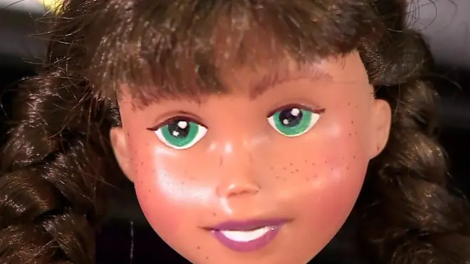 Emma Cayley ဆိုသူဟာ ကလေးကစားစရာ အရုပ်တွေကို ပိုပြီး သဘာဝကျအောင် မိတ်ကပ်နဲ့ အဝတ်အစားတွေ ပြောင်းပေး၊ ပြုပြင်ပေးတဲ့သူ ဖြစ်ပါတယ်။