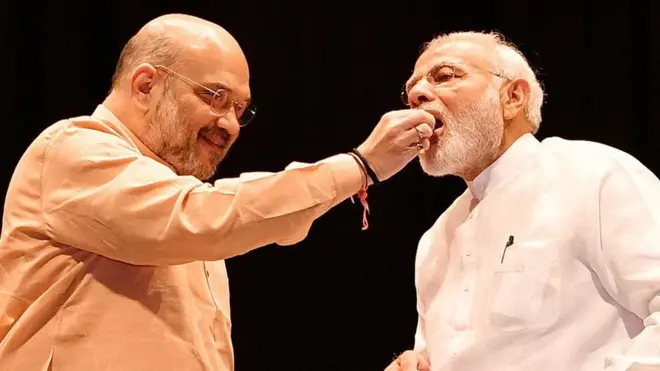 વડાપ્રધાન નરેન્દ્ર મોદીનું મોં મીઠું કરાવી રહેલા ભાજપના પ્રમુખ અમિત શાહનો ફાઈલ ફોટો