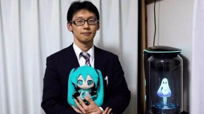 ياباني يتزوج دمية افتراضية