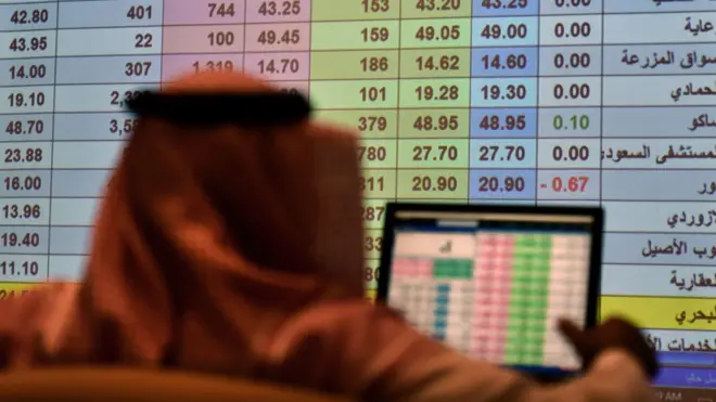 صورة سابقة لوسيط سعودي يراقب سوق الأسهم في الرياض