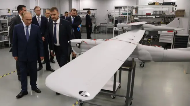 Владимир Путин осматривает дрон «Орлан-10»