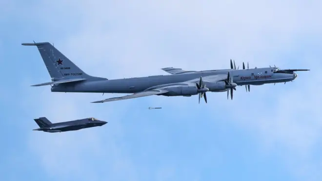 Российский Ту-142 Юрий Малинин, рядом с которым летит истребитель F-35