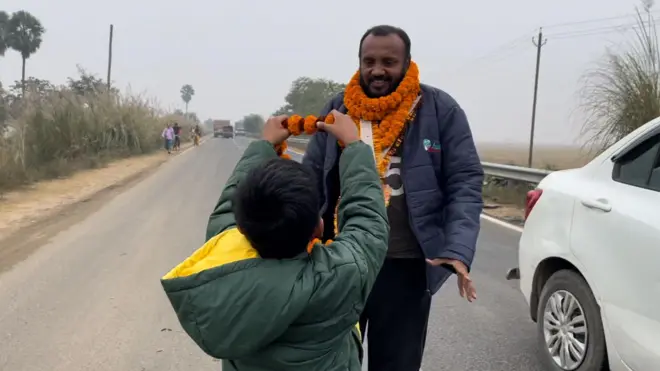 सबा अहमद का स्वागत करता उनका बेटा