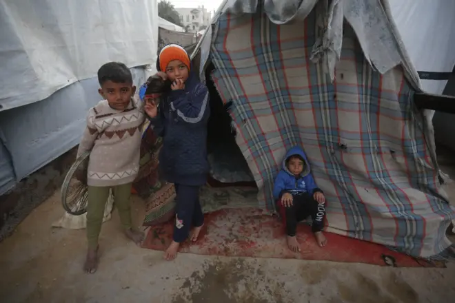 في ظل موجة برد قارس: أطفال غزة يحتمون بخيام لاتقيهم البرد وتجتاحها مياه الأمطار