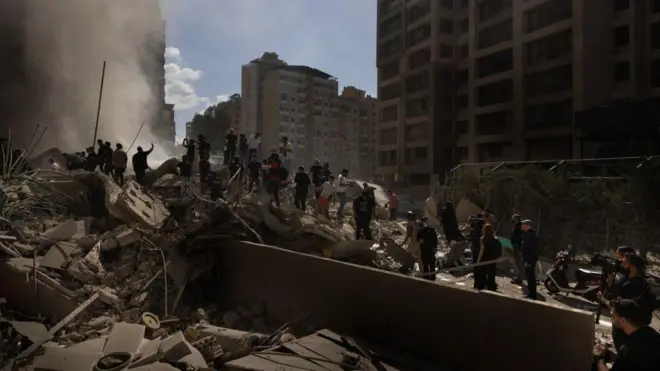 2 Ekim'de Beyrut'ta İsrail'in hava saldırısıyla yıkılan bir binadan duman yükseliyor.