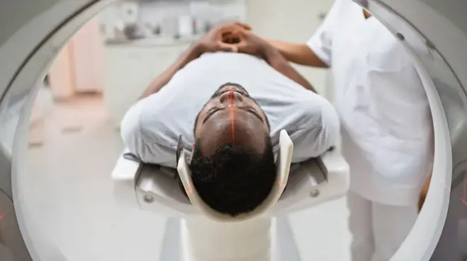 MRI 검사를 받는 흑인 남성