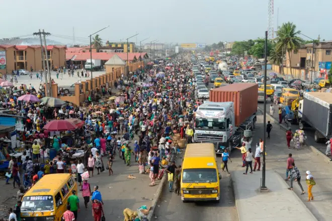 Foto of Lagosians for Oke-Odo Market during covid 19 period