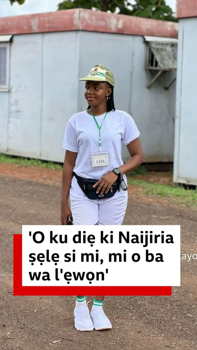 Omidan Titilayo Ibrahim to wọ asọ awọn to n sinru ilu tii se asọ toke tilẹ funfun, bata tẹnisi funfun ati fila NYSC