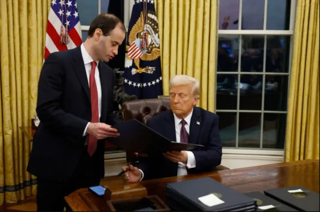 Trump oo saxiixaya qaar ka mid amarada