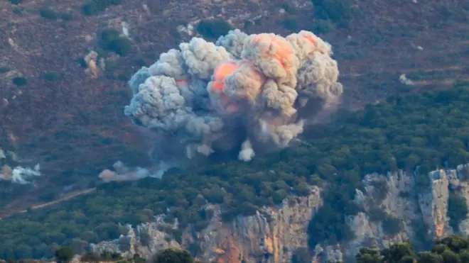 Fumaça saindo do localgluck cassinoum ataque aéreo israelensegluck cassinoMarjayoun, perto da fronteira entre Líbano e Israel,gluck cassino23gluck cassinosetembro.