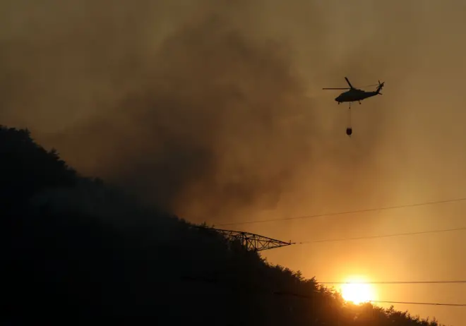  23일 오후 산청군 단성면 일대에서 산불진화 헬기가 진화작업을 벌이고 있다