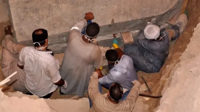 Para pakar terpaksa memakai penutup hidung karena peti mati mengeluarkan bau yang sangat tajam.