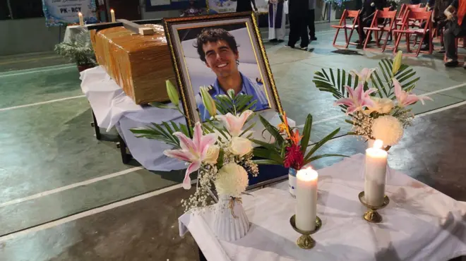 Jenazah pilot AMA, Nicholas Francis Goselin, tiba di Hanggar PT Associated Mission Aviation (AMA) di Bandara Sentani, Kabupaten Jayapura, Papua, Jumat (03/07).