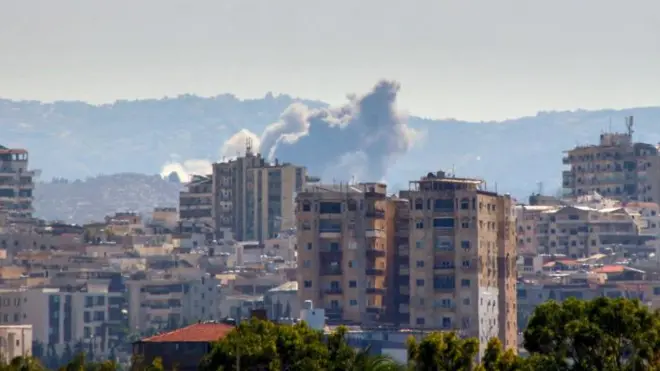 Облако дыма поднимается после израильского авиаудара по деревне в окрестностях Тира на юге Ливана, 26 сентября 2024 года