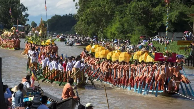 ရုပ်ပွားတော်မြတ်တွေ တင်ဆောင်ထားတဲ့ ဖောင်တော်ကို ဆွဲလှေတွေက လူတွေရဲ့ ဆွဲအားနဲ့ ပင့်ဆောင်ရှိ