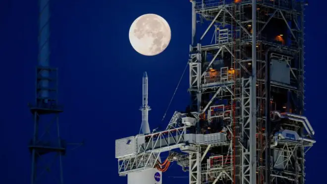 Un cohete espacial de la Nasa listo para el despegue con la Luna de fondo