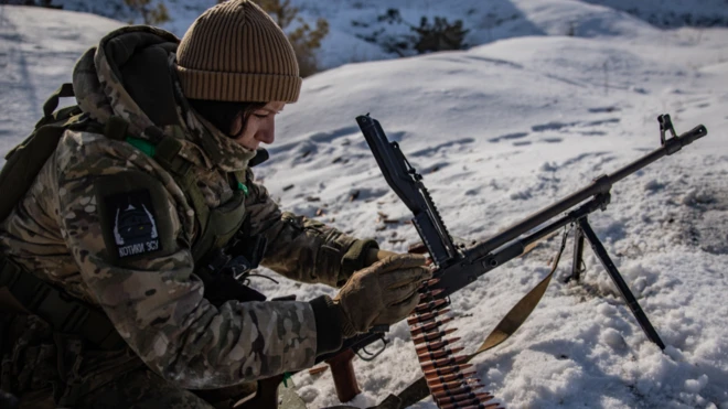 Ukrainian soldiers practice firing PKM machine gun