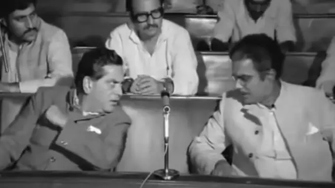 'सिंहासन' चित्रपटातील दृश्य