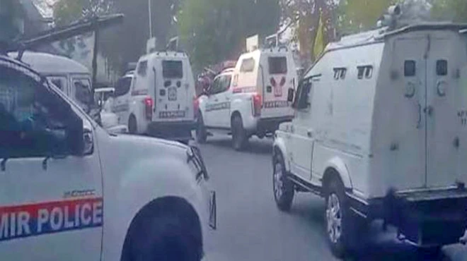 दहशतवादी हल्ल्यानंतर घटनास्थळावर आलेली सुरक्षा दलाची वाहनं