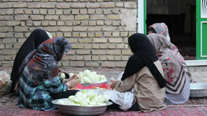 زنان در حال پوست کندن پیاز