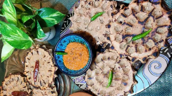 Bánh khoba roti làm từ bột mì, vụn ớt và hạt carom