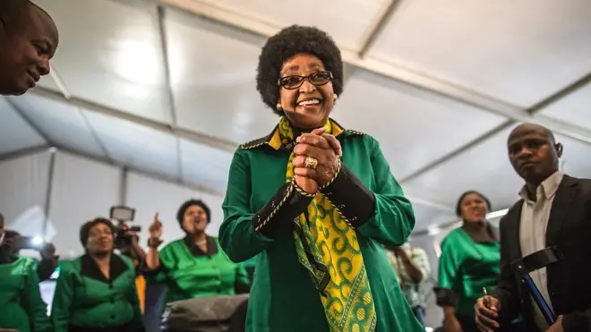 En Afrique du Sud, quelques centaines de personnes se sont spontanément rassemblées lundi soir devant la maison de Winnie Mandela à Soweto, pour lui rendre hommage.