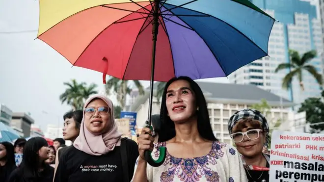 Echa Wa'ode (C), seorang aktivis dari Arus Pelangi, sebuah organisasi hak LGBTQ+ Indonesia, berbaris bersama dengan peserta lainnya selama protes yang diselenggarakan oleh Aliansi Perempuan Indonesia (API) pada Hari Perempuan Internasional ke-50 yang menuntut hak-hak buruh, kesetaraan gender dan perlindungan, di Jakarta pada 8 Maret 2025.