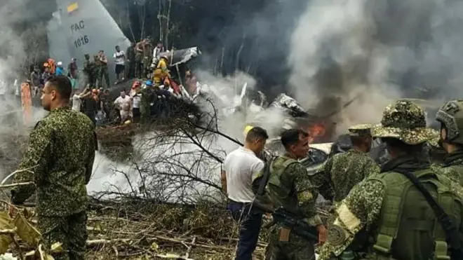 پوځیان لوېدلې الوتکې خوا کې لیدل کېږي