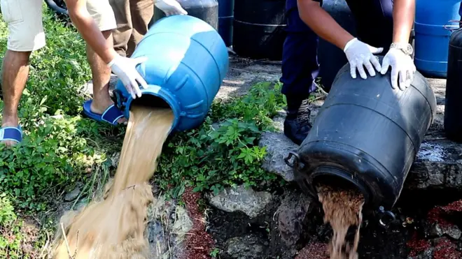 घरेलु मदिरा नष्ट गर्दै सुरक्षाकर्मी