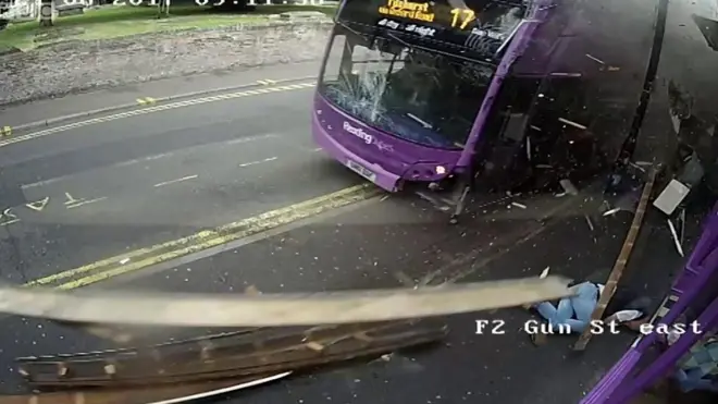 Сбитый автобусом пешеход поднялся и пошел в паб