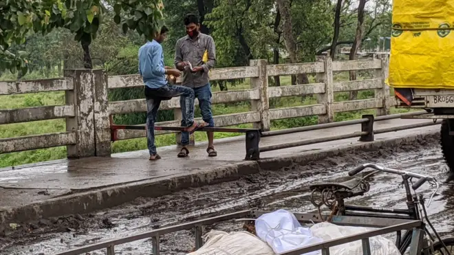 नो मैंन्स लैंड पर मिल रहे हैं लोग