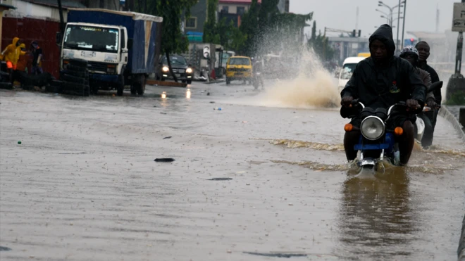 Ọlọ́kadà tó ń gun ọ̀kadà nínú òjò ní Eko 